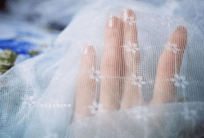 适合发朋友圈的心情说说：生活将我们磨圆,是为了让我们滚得更远