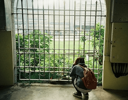 很现实的一段心情说说：唯有用隔绝人心的冰冷,才能使孤寂的心得