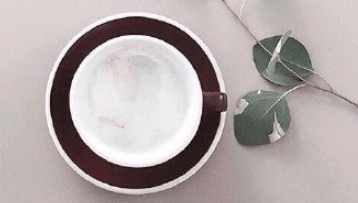 空间经典的心情说说：现在的我不配喊累。因为我一无所有