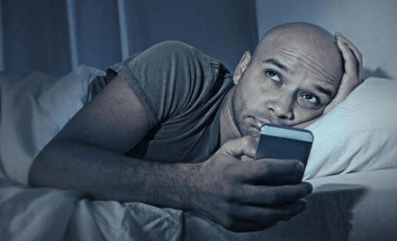 失眠的心情说说：失眠了。拿起书。一会就睡着了