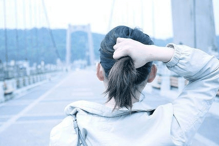 文字控的心情说说：喜欢上雨。因它带来天空的气味