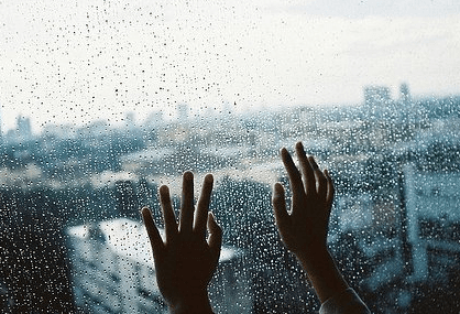 下雨天发的心情说说：找不到喜欢的伞。我宁愿淋雨