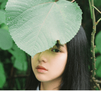 忧伤的心情说说：摇摇晃晃掉眼泪。嘴里说着无所谓