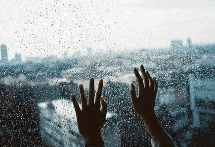 雷人的心情短语：无聊了就扔个漂流瓶。上面写上再来一瓶!