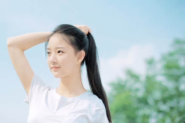 QQ经典心情说说 每个人心里。都有个过不去的人
