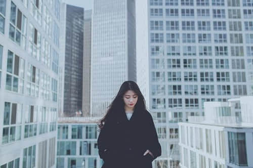 总有些路。你要一个人走。勇敢一点。前面转角就是晴天