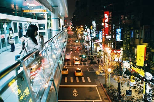 保持距离。才能保护自己。却也注定永远寂寞