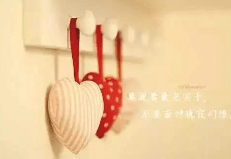 简短文字配图适合发朋友圈的心情短语：因为孤独是生命常态 所以