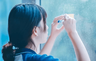 心灵鸡汤的励志说说：当现实抬手给你一巴掌的时候你应该和它击个