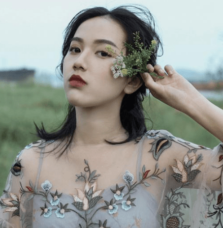 想哭的心情短语：我只是一个人走了太久。久到我已经习惯一个人了