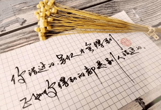 心累的心情短语：责怪我离你越来越远之前。请先想想曾经你的句句