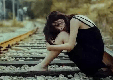 揪心的心情短语：从前天天见面的人。如今见一面都是奢侈