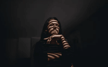 当头一棒的励志说说大全：活鱼会逆水而上。死鱼才会随波逐流