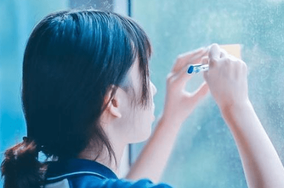 让人心疼的心情短语：一直给你擦眼泪的那个人。始终不懂你的悲伤