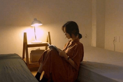 孤独一个人的心情短语：如今能给我安全感的,却只有出门时口袋里