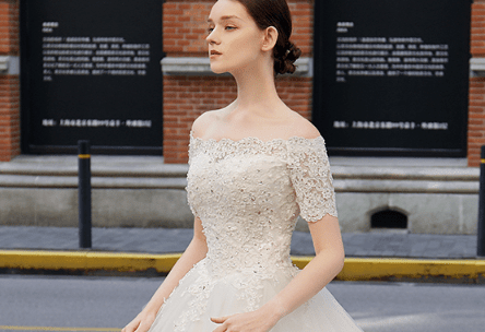 适合祝福新人结婚的心情短语：婚姻如山间溪流,顺势而下潺潺淙淙