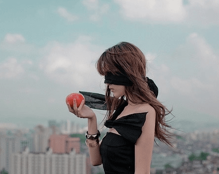 暧昧不清的心情短语大全：有些人就是宁愿保持暧昧,也不想清白离