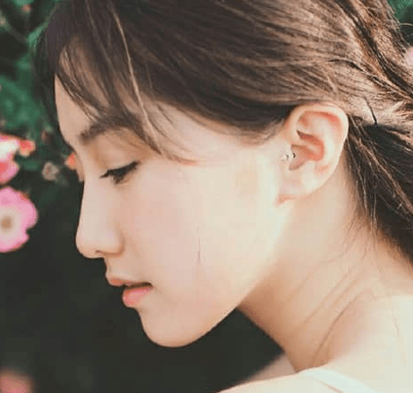 空间里有内涵的心情短语：人一简单就快乐。一世故就变老