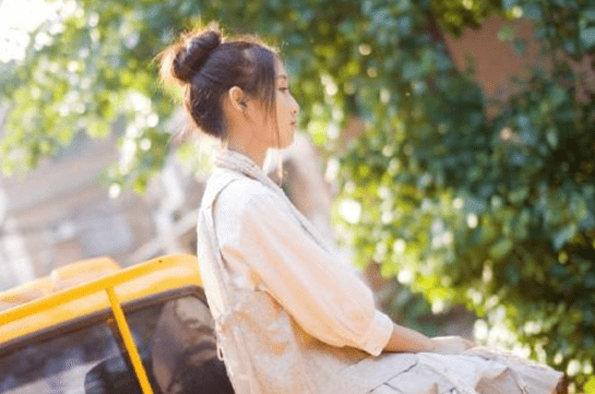有内涵的心情短语：和聪明人交流。和靠谱的人恋爱..