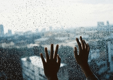 下雨天看的心情说说：当你想哭的时候请你祈祷上天下雨。让他帮你