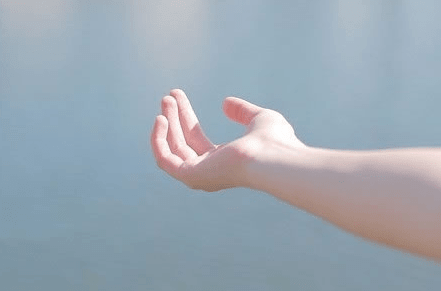 朋友圈的心情短语：心是我的。可里面装的全是你