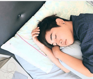 怀恋小时候的心情短语：总是被逼着长大。却真的好怀念小时候的一