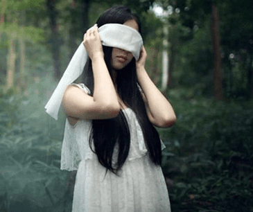 表达内心纠结的心情短语：我们的关系比朋友更深点。比爱情在浅一