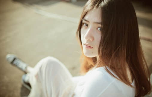 村里有个女人叫小芳