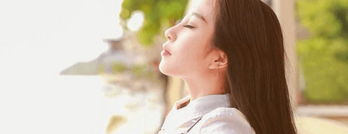 很有哲理的励志说说:滴水穿石不是靠力。而是因为不舍昼夜