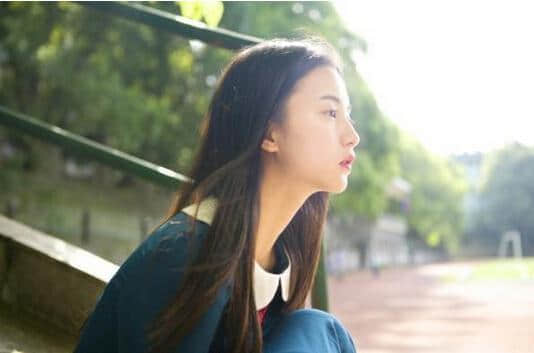 退后了半步