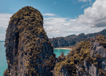 朋友圈心情短语：没有一百分的另一半。只有五十分的两个人