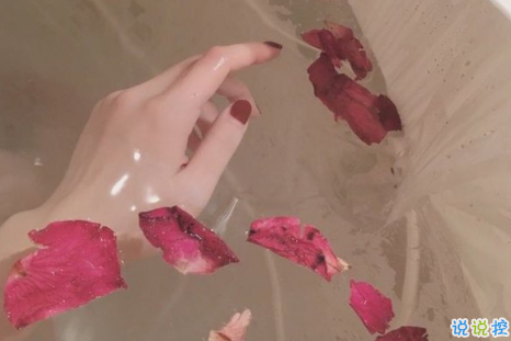 致自己的说说伤感句子短语：喝一杯清茶。再爱也不碰烈酒1
