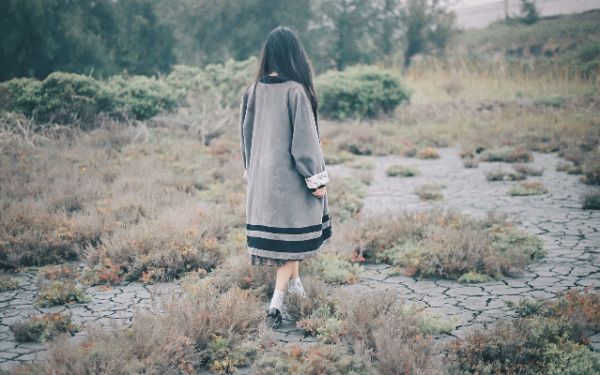 适合下雨天发的伤感文艺说说 我是你的故人却不是你故事里的人2