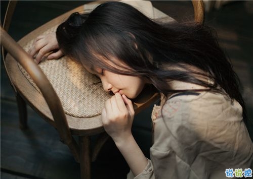 关于青春年华浪漫唯美的爱情句子 年少的笑漾着微光13
