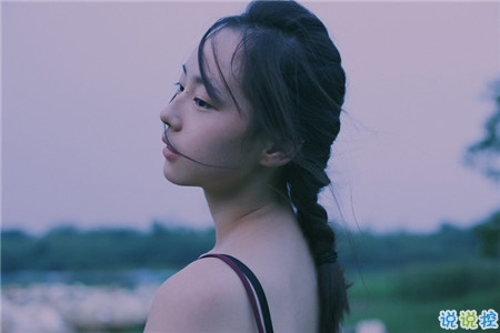 关于青春年华浪漫唯美的爱情句子 年少的笑漾着微光3