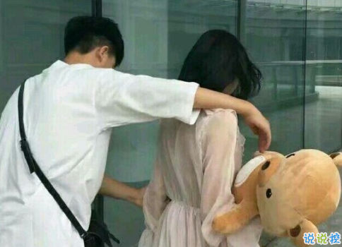 很甜的爱情说说配图：小学时。想和喜欢的人同桌；初中时。想和喜欢的人同班1